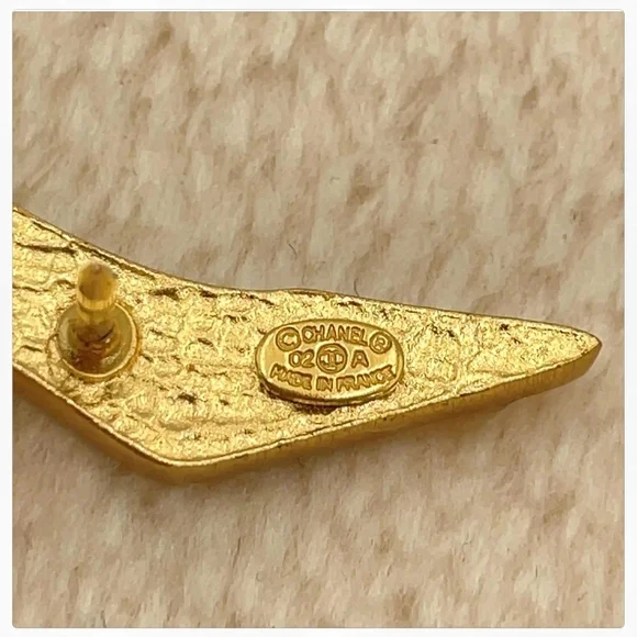 Authentic CHANEL Black 🖤 & Gold High Heel Pumps Pin - Picture 8 of 9